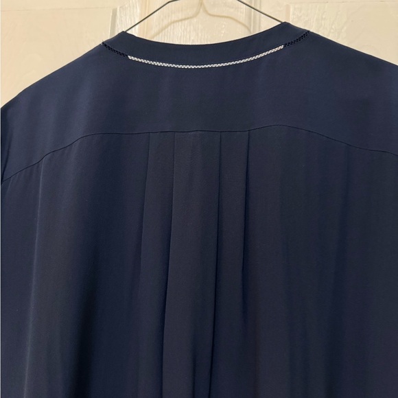 Vince Elegant Navy V-Neck Women's Top - Picture 11 of 13